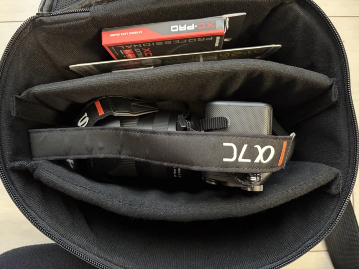 全部すっぽり片付けバッグ(SWITCH 2用)_一眼レフカメラ収納例_α7c_タムロンレンズ