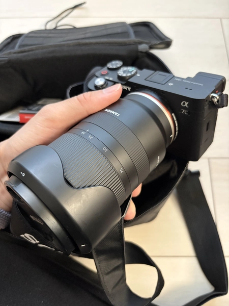 全部すっぽり片付けバッグ(SWITCH 2用)_一眼レフカメラ収納例_α7c_タムロンレンズ